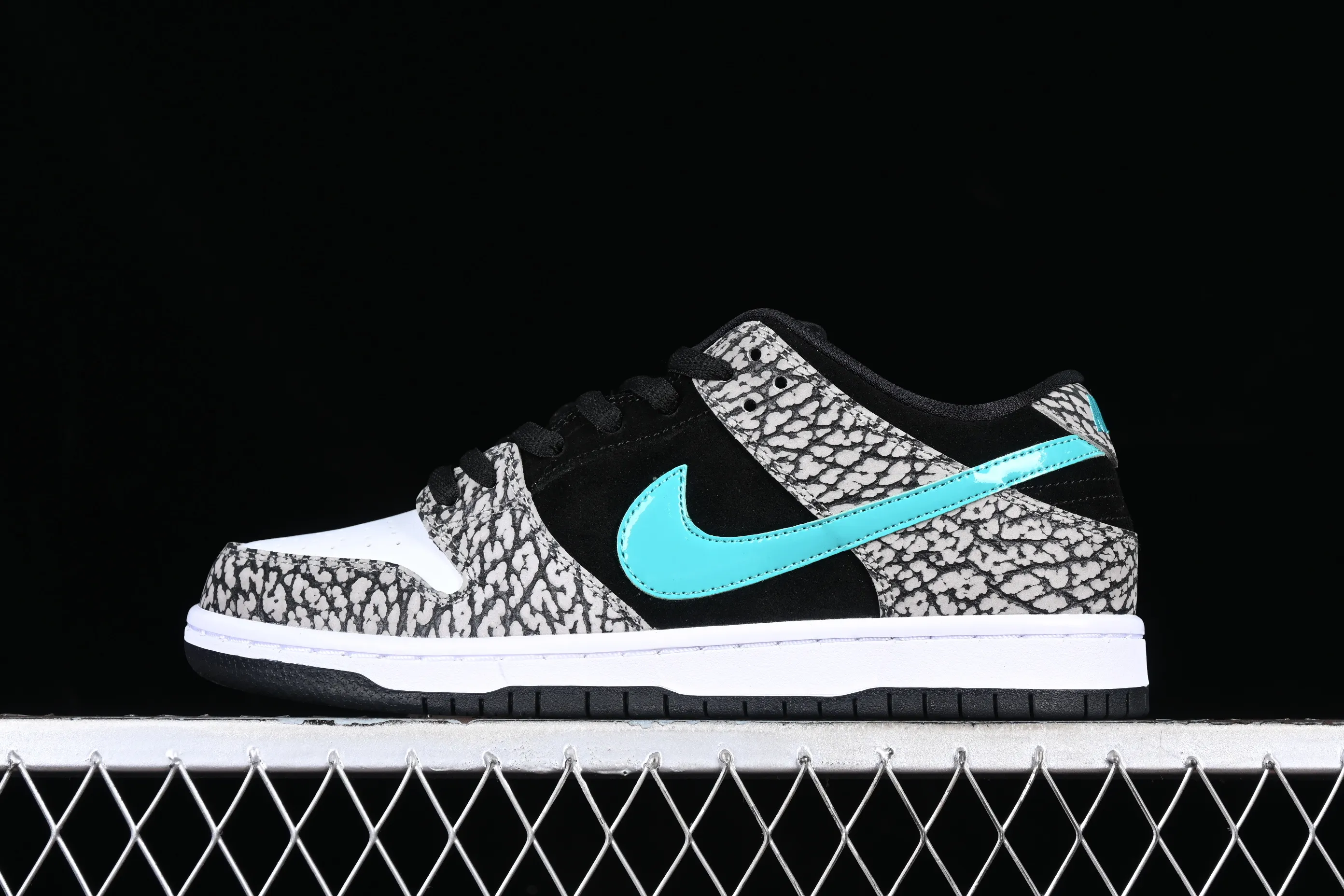 All categories Nk SB Dunk series Nk SB Dunk Low low-top sneakers Nk SB Dunk Low Pro black and white green spotted pattern sports skateboard shoes BQ6817-009